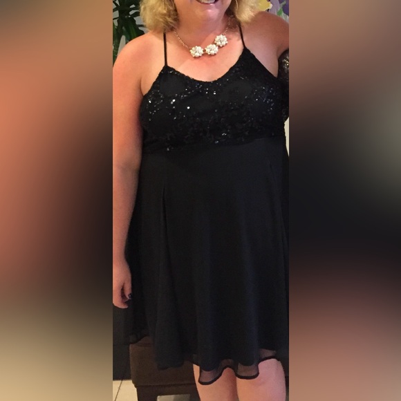 Plus size cocktail dress - Picture 4 of 5